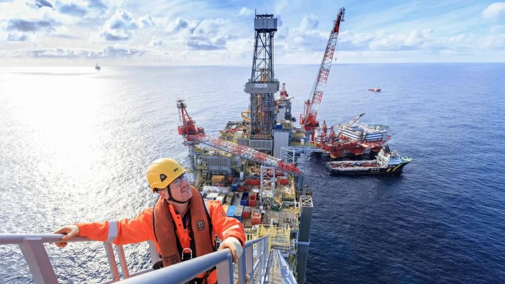 أسعار النفط تحافظ على معظم مكاسبها