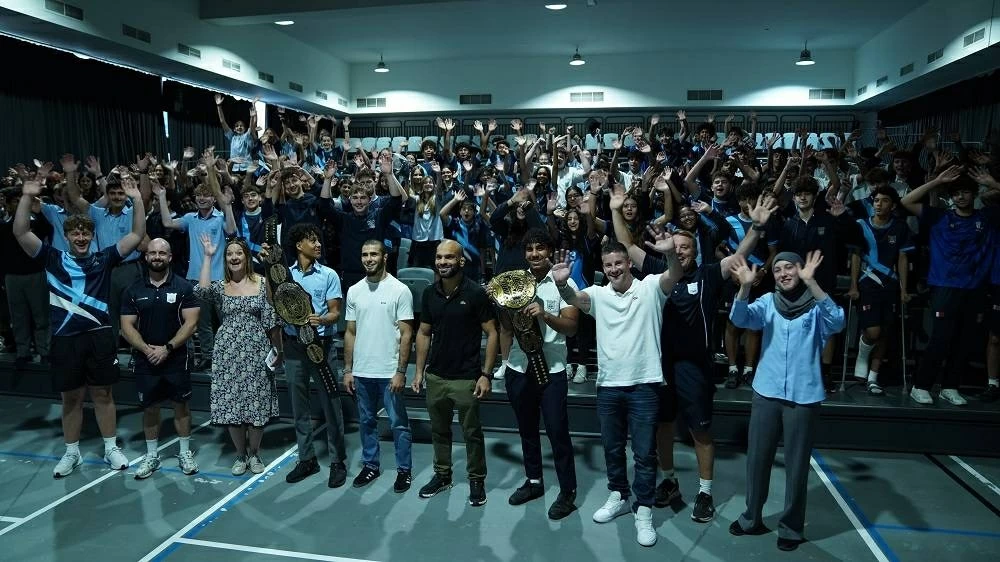 النجم العالمي موكاييف والكوهجي يقدمان رسالة &laquo;ضد التنمّر&raquo; في المدرسة البريطانية بالبحرين