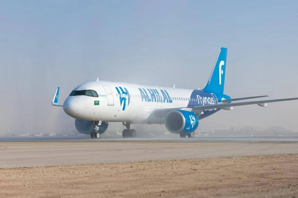 الهلال يعانق السماء بطائرة خاصة تحمل شعاره وهويته التجارية