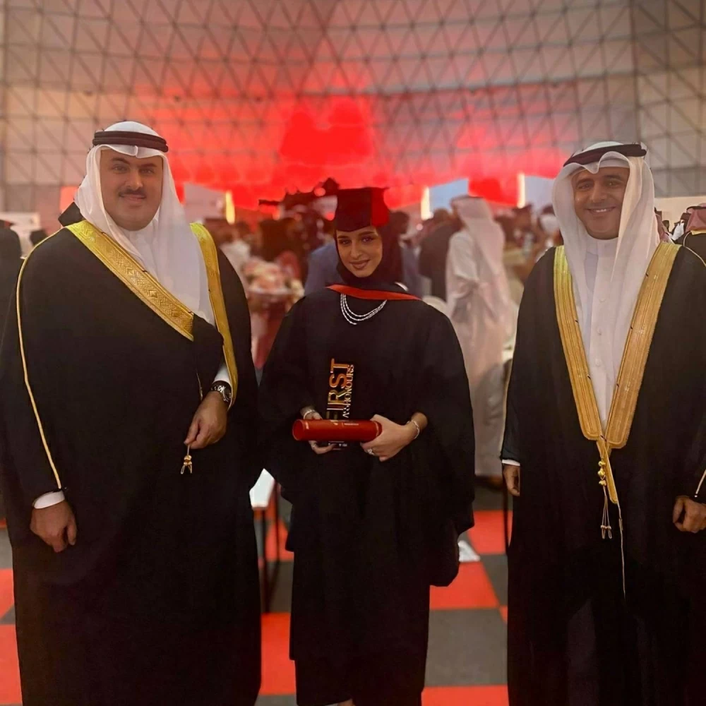 عائلة وائل بوعلاي تحتفل بتخرج ابنتها   مريم من الجامعة البريطانية