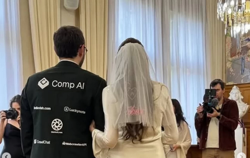 عريس فرنسي يحول بدلة زفافه إلى لوحة إعلانات لتغطية النفقات