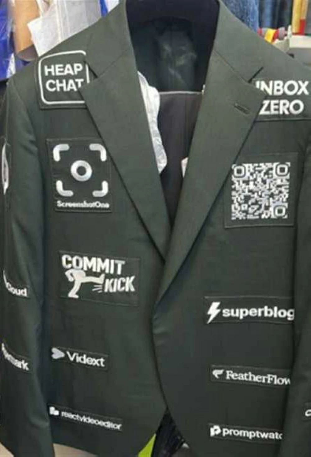 عريس فرنسي يحول بدلة زفافه إلى لوحة إعلانات لتغطية النفقات