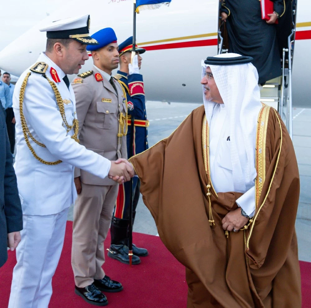 نيابةً عن الملك لحضور حفل افتتاح المتحف المصري الكبير.. ولي العهد رئيس الوزراء يصل إلى مصر&nbsp;