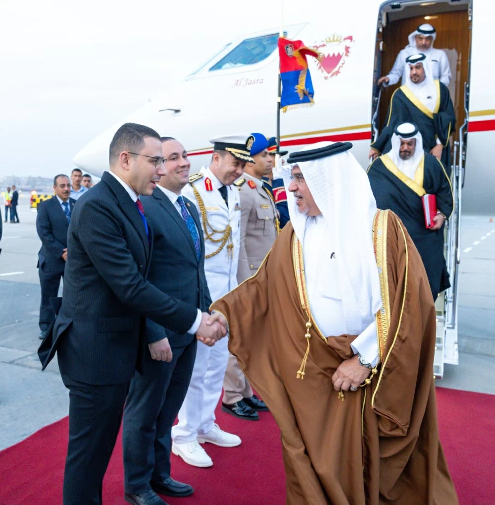 نيابةً عن الملك لحضور حفل افتتاح المتحف المصري الكبير.. ولي العهد رئيس الوزراء يصل إلى مصر&nbsp;