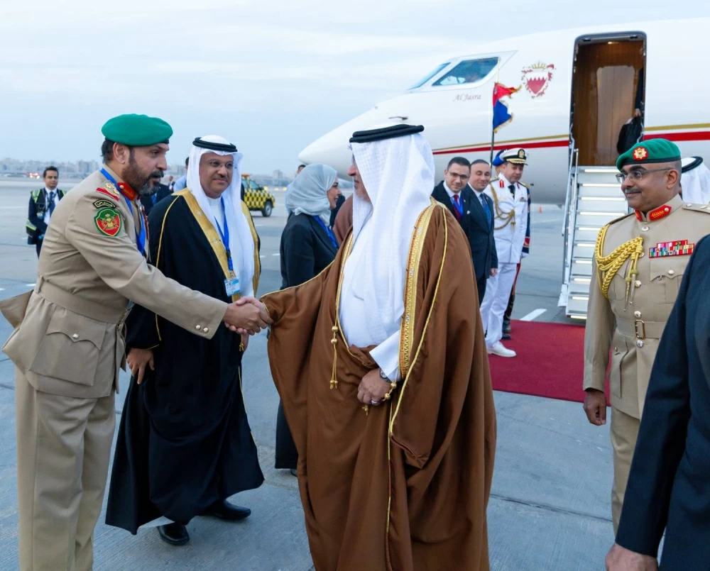 نيابةً عن الملك لحضور حفل افتتاح المتحف المصري الكبير.. ولي العهد رئيس الوزراء يصل إلى مصر&nbsp;