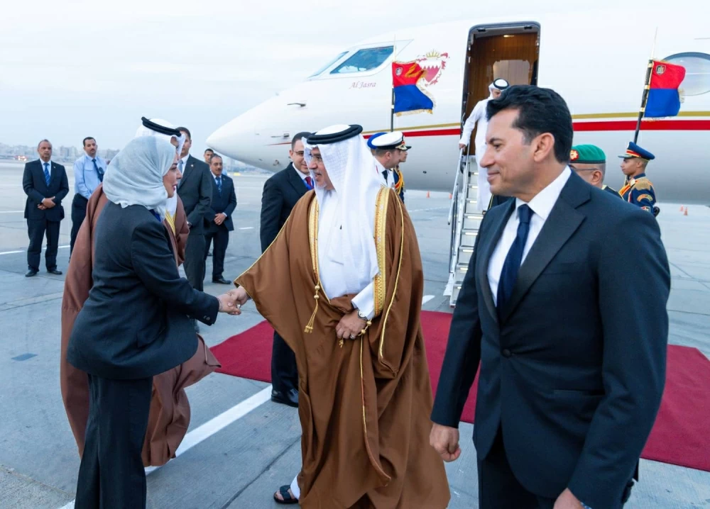 نيابةً عن الملك لحضور حفل افتتاح المتحف المصري الكبير.. ولي العهد رئيس الوزراء يصل إلى مصر&nbsp;