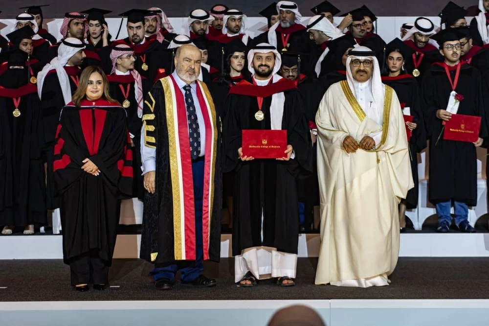 كلية البحرين الجامعية تحتفل بتخريج الفوج الحادي والعشرين من طلبة البكالوريوس والماجستير