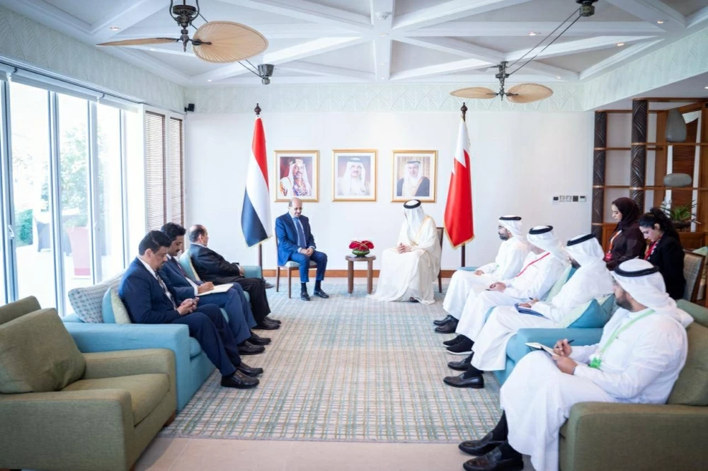 وزير الخارجية يلتقي مع نظيره اليمني