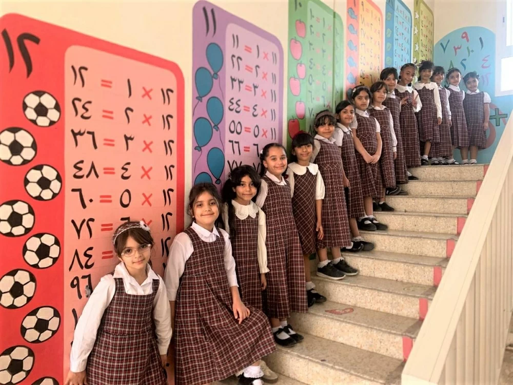 جداريات تحوّل مدرسة الدير إلى معرض للمعرفة