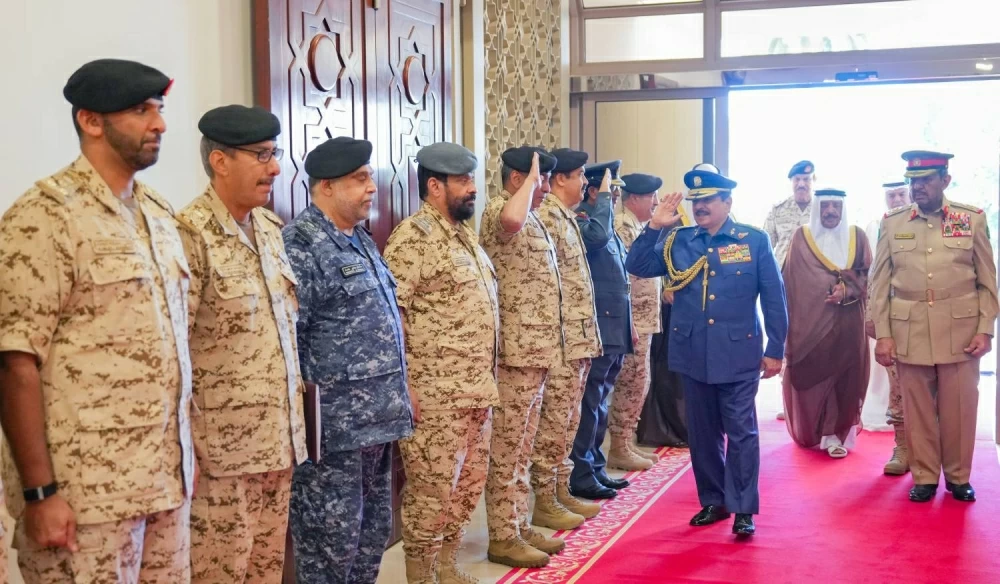 الملك القائد الأعلى للقوات المسلحة يتفضل بزيارة القيادة العامة لقوة دفاع البحرين