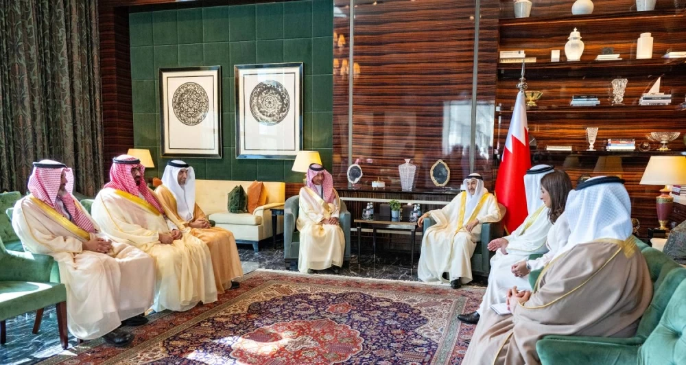 خالد بن عبد الله يلتقي كبار المشاركين في منتدى بوابة الخليج 2025