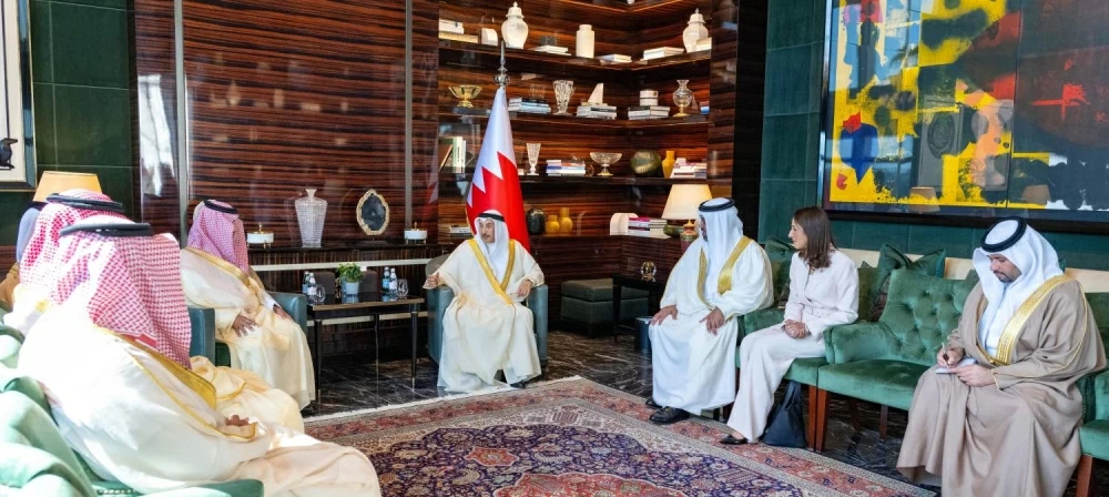 خالد بن عبد الله يلتقي كبار المشاركين في منتدى بوابة الخليج 2025