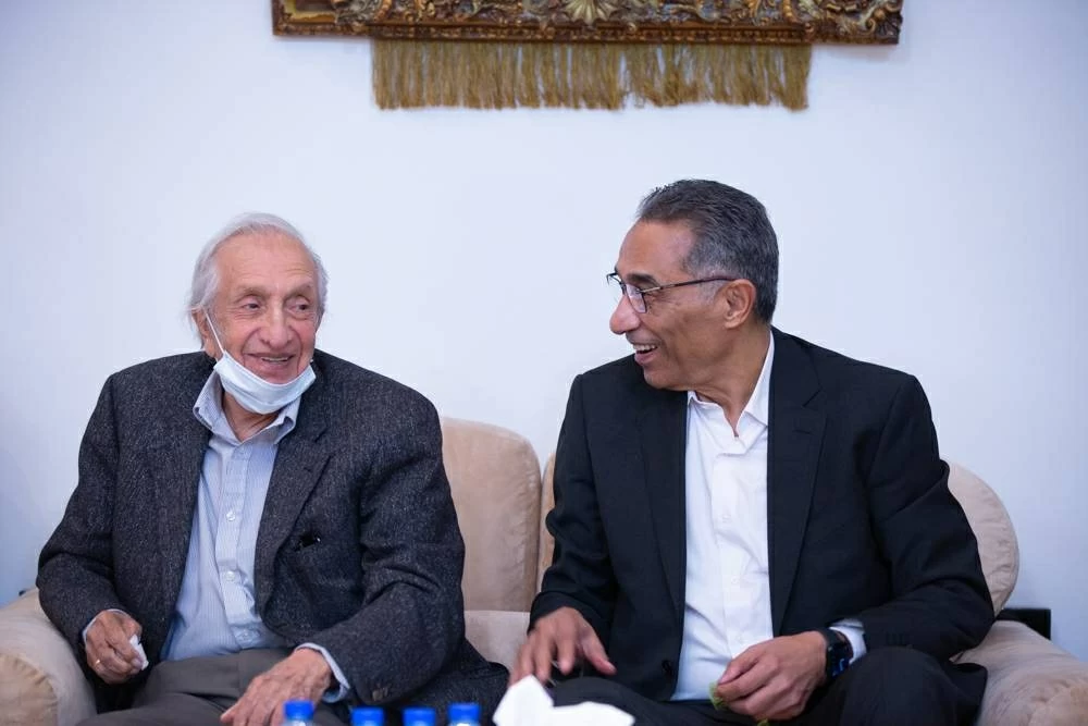 بين فخرو والحواج: ثنائية الرؤى وتكامل المسارات في تعليم البحرين