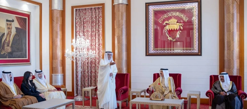 الملك يأمر بتخصيص أرض والتكفل ببنائها لتكون مقراً لجمعية الصحفيين البحرينية