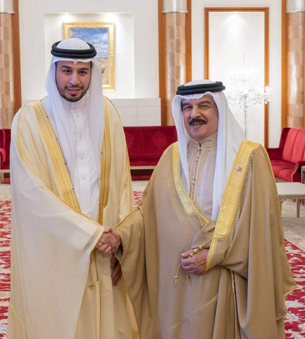 الملك يأمر بتخصيص أرض والتكفل ببنائها لتكون مقراً لجمعية الصحفيين البحرينية