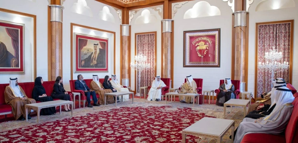 الملك يأمر بتخصيص أرض والتكفل ببنائها لتكون مقراً لجمعية الصحفيين البحرينية