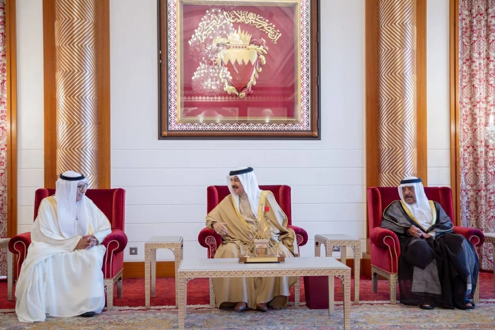 الملك يأمر بتخصيص أرض والتكفل ببنائها لتكون مقراً لجمعية الصحفيين البحرينية