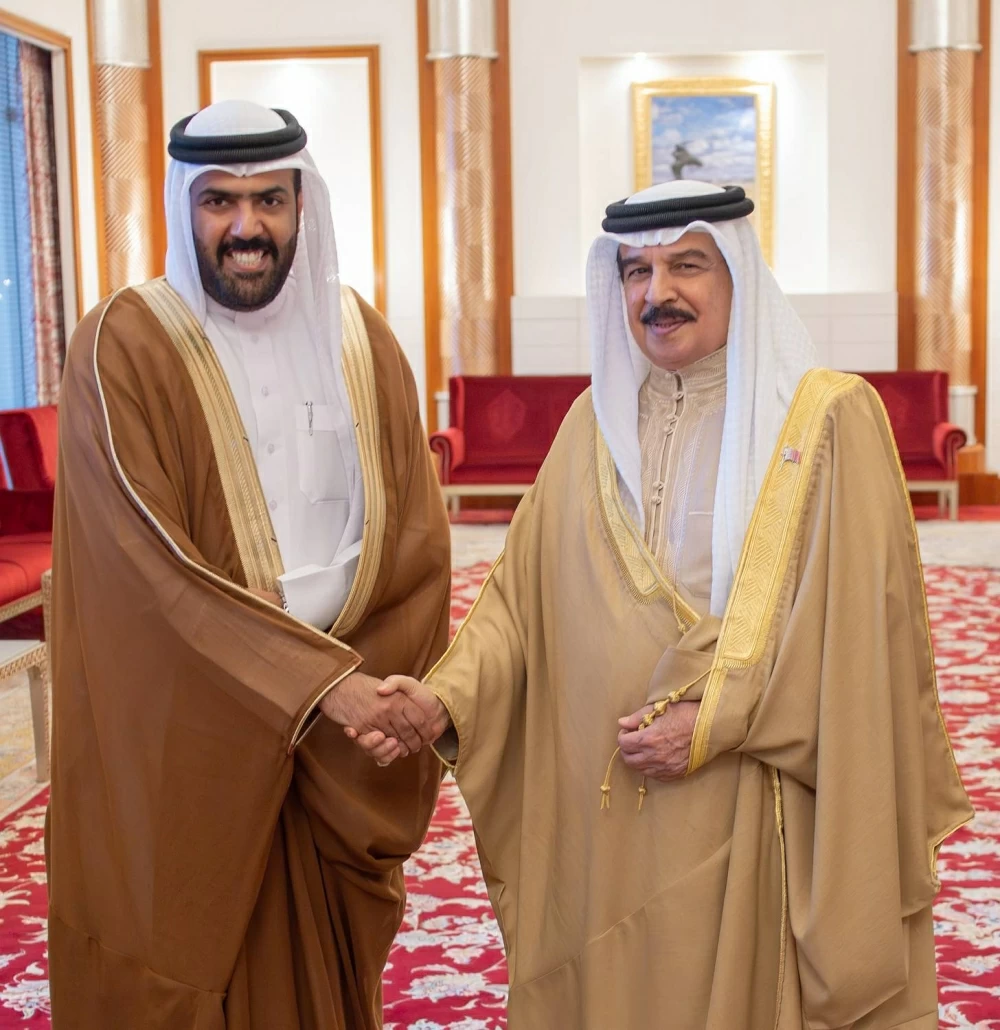 الملك يأمر بتخصيص أرض والتكفل ببنائها لتكون مقراً لجمعية الصحفيين البحرينية