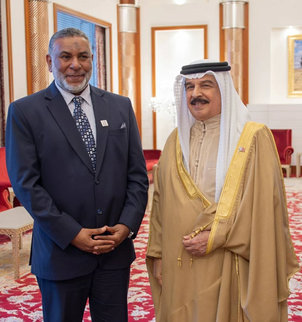 الملك يأمر بتخصيص أرض والتكفل ببنائها لتكون مقراً لجمعية الصحفيين البحرينية