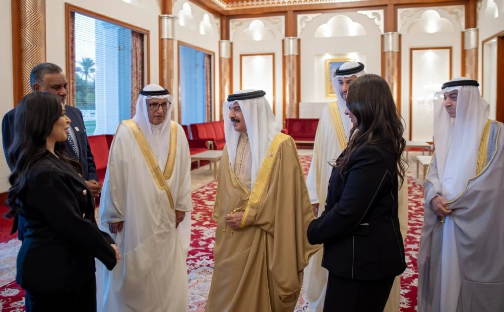 الملك يأمر بتخصيص أرض والتكفل ببنائها لتكون مقراً لجمعية الصحفيين البحرينية