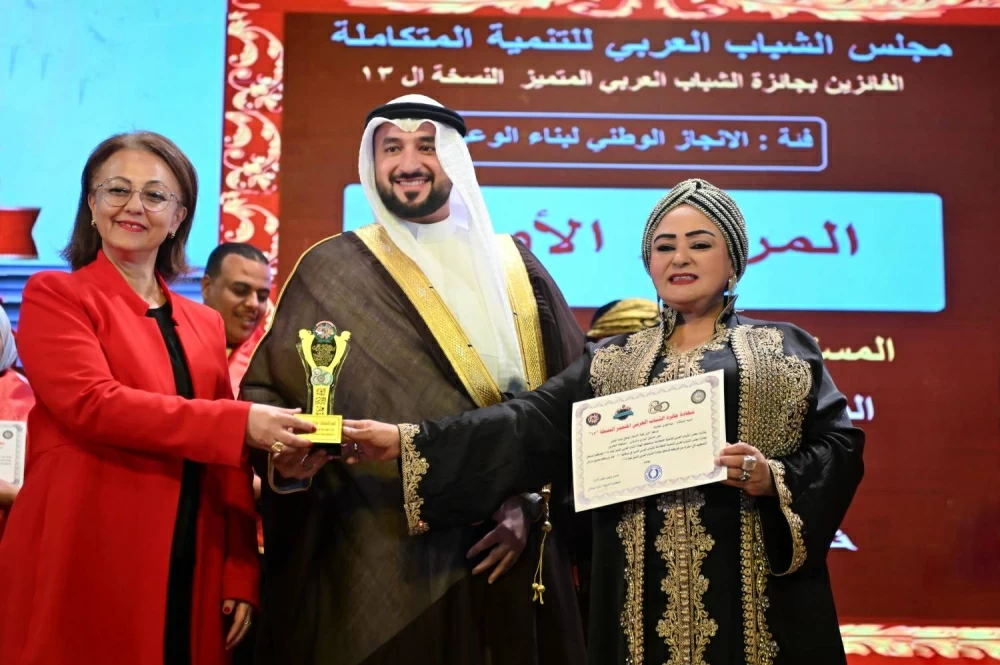 المستشار عبدالعزيز المعاودة يفوز بجائزة الشاب العربي المتميز