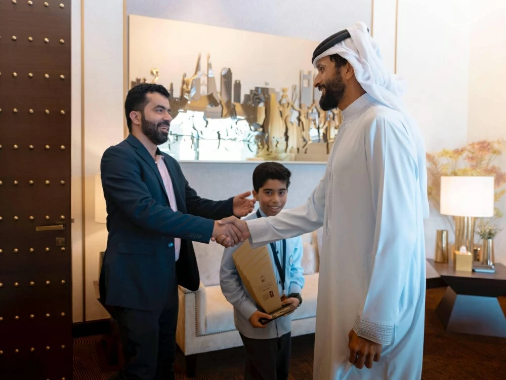 ناصر بن حمد يستقبل الطالب محمد جاسم الفائز بالمركز الثاني في تحدي القراءة العربي