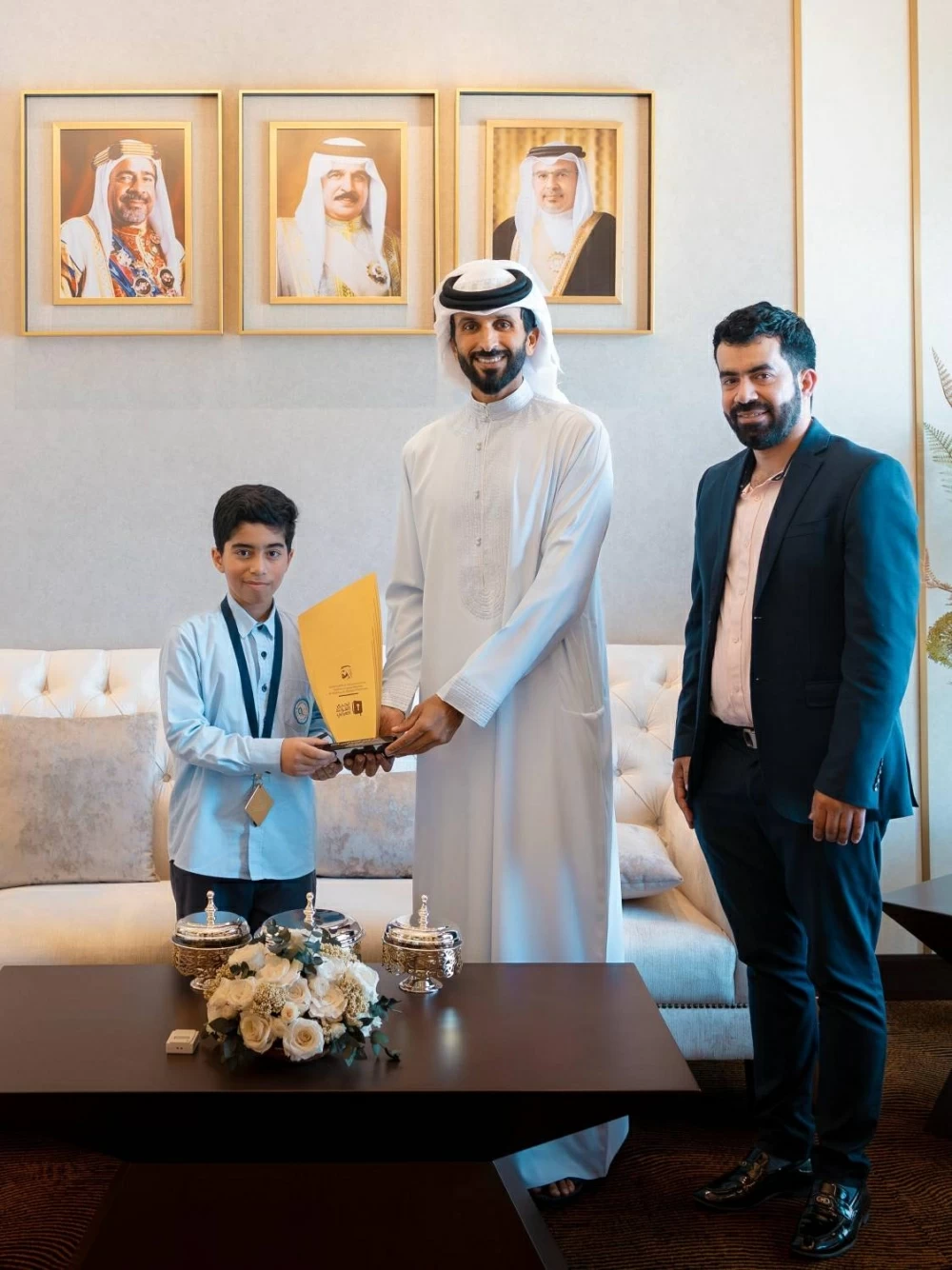 ناصر بن حمد يستقبل الطالب محمد جاسم الفائز بالمركز الثاني في تحدي القراءة العربي