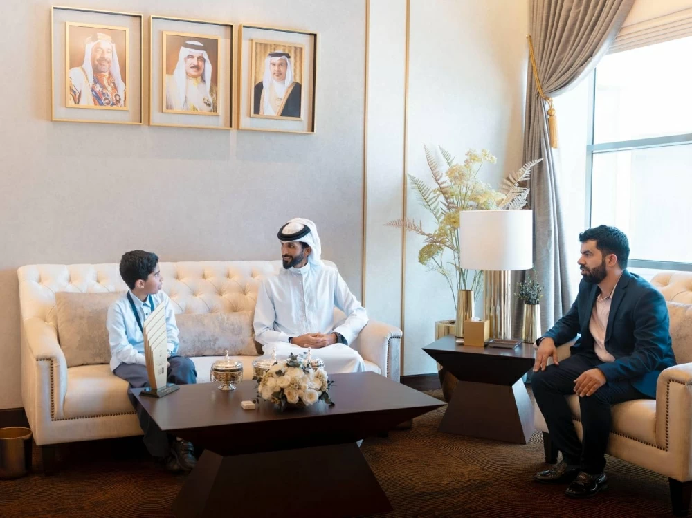 ناصر بن حمد يستقبل الطالب محمد جاسم الفائز بالمركز الثاني في تحدي القراءة العربي