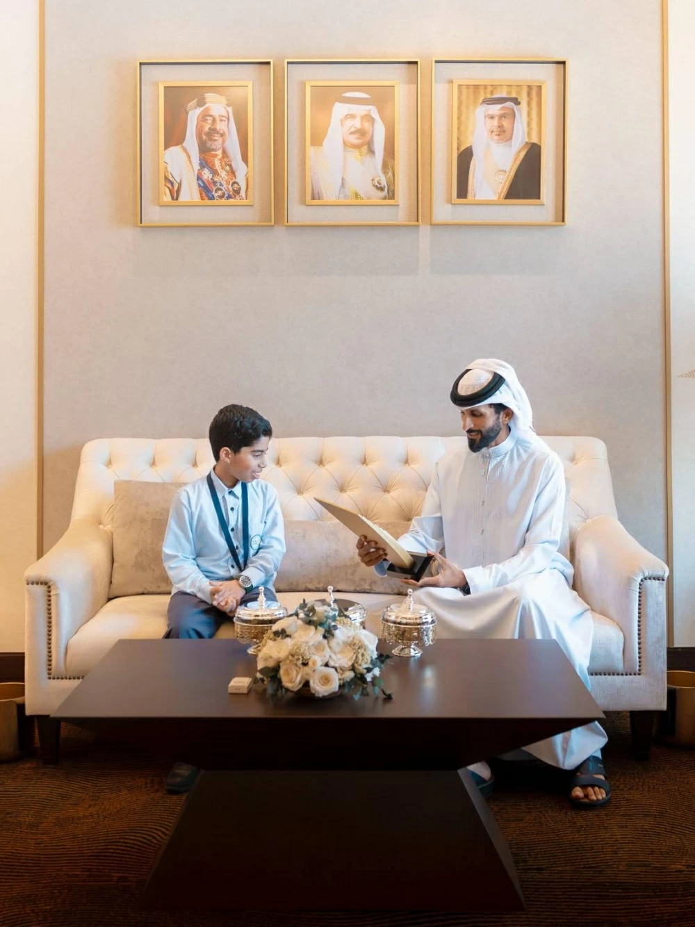 ناصر بن حمد يستقبل الطالب محمد جاسم الفائز بالمركز الثاني في تحدي القراءة العربي