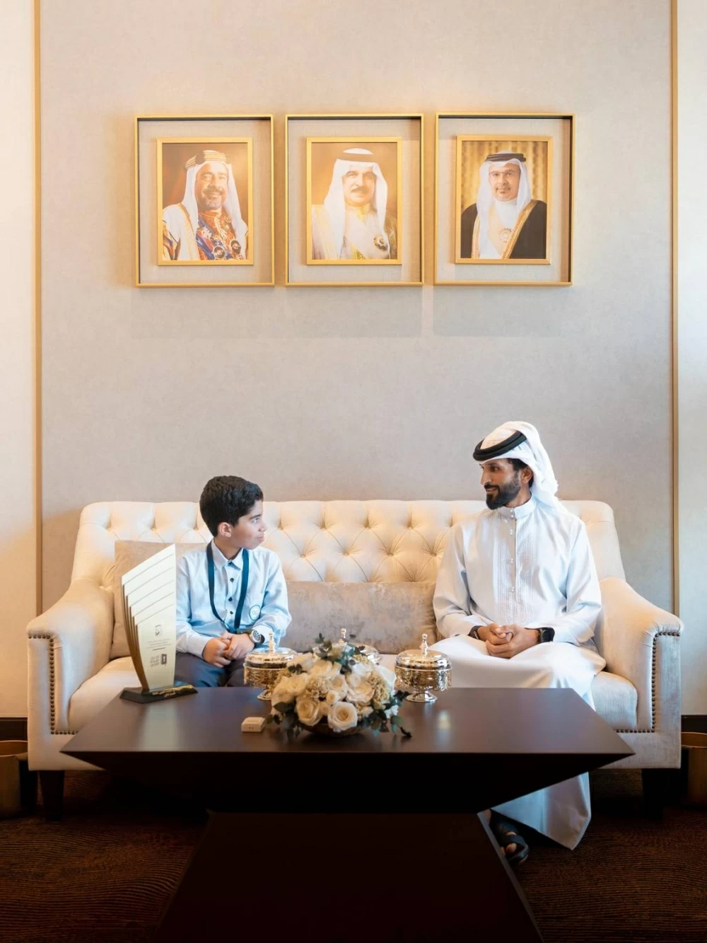 ناصر بن حمد يستقبل الطالب محمد جاسم الفائز بالمركز الثاني في تحدي القراءة العربي