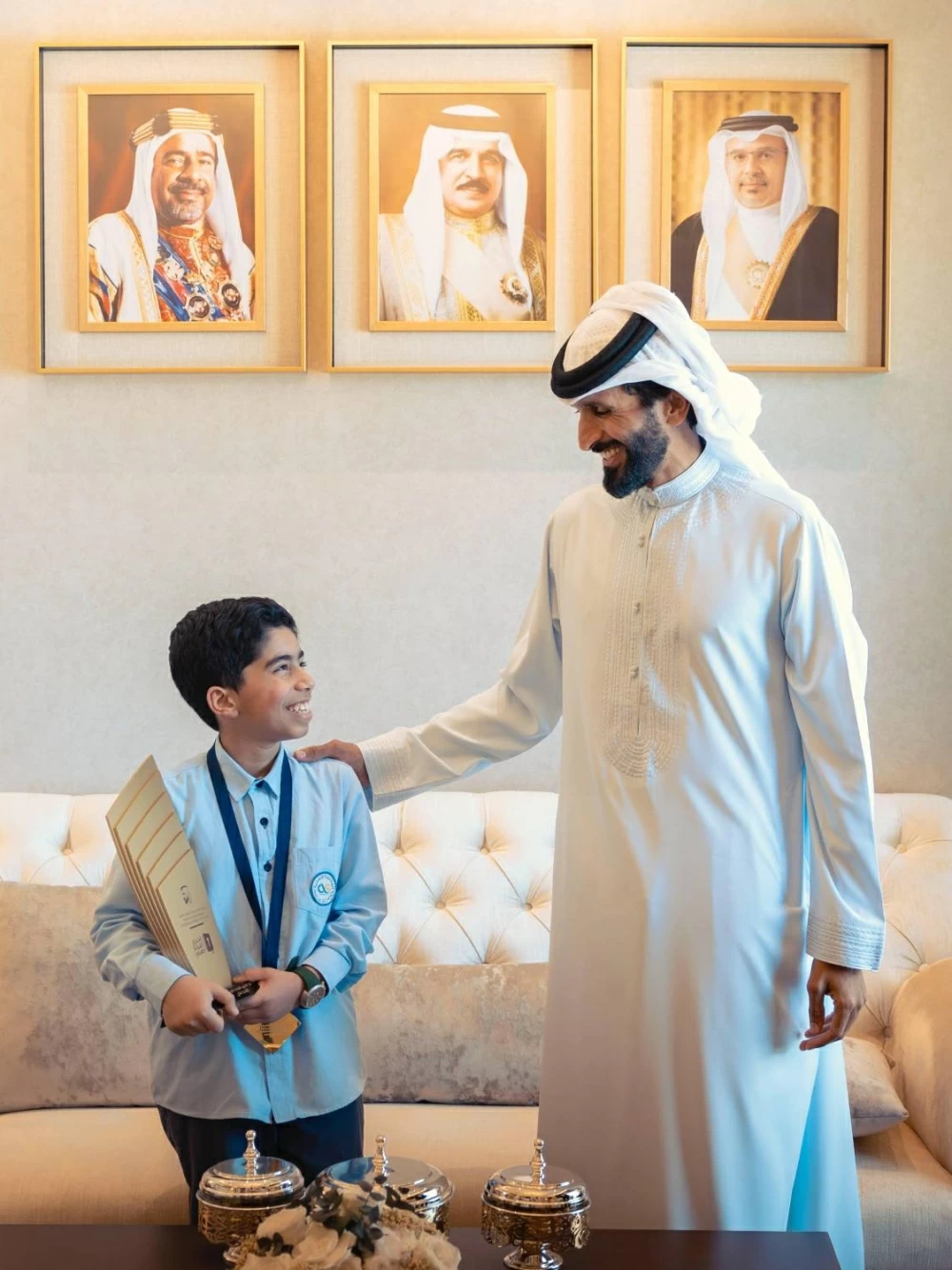 ناصر بن حمد يستقبل الطالب محمد جاسم الفائز بالمركز الثاني في تحدي القراءة العربي