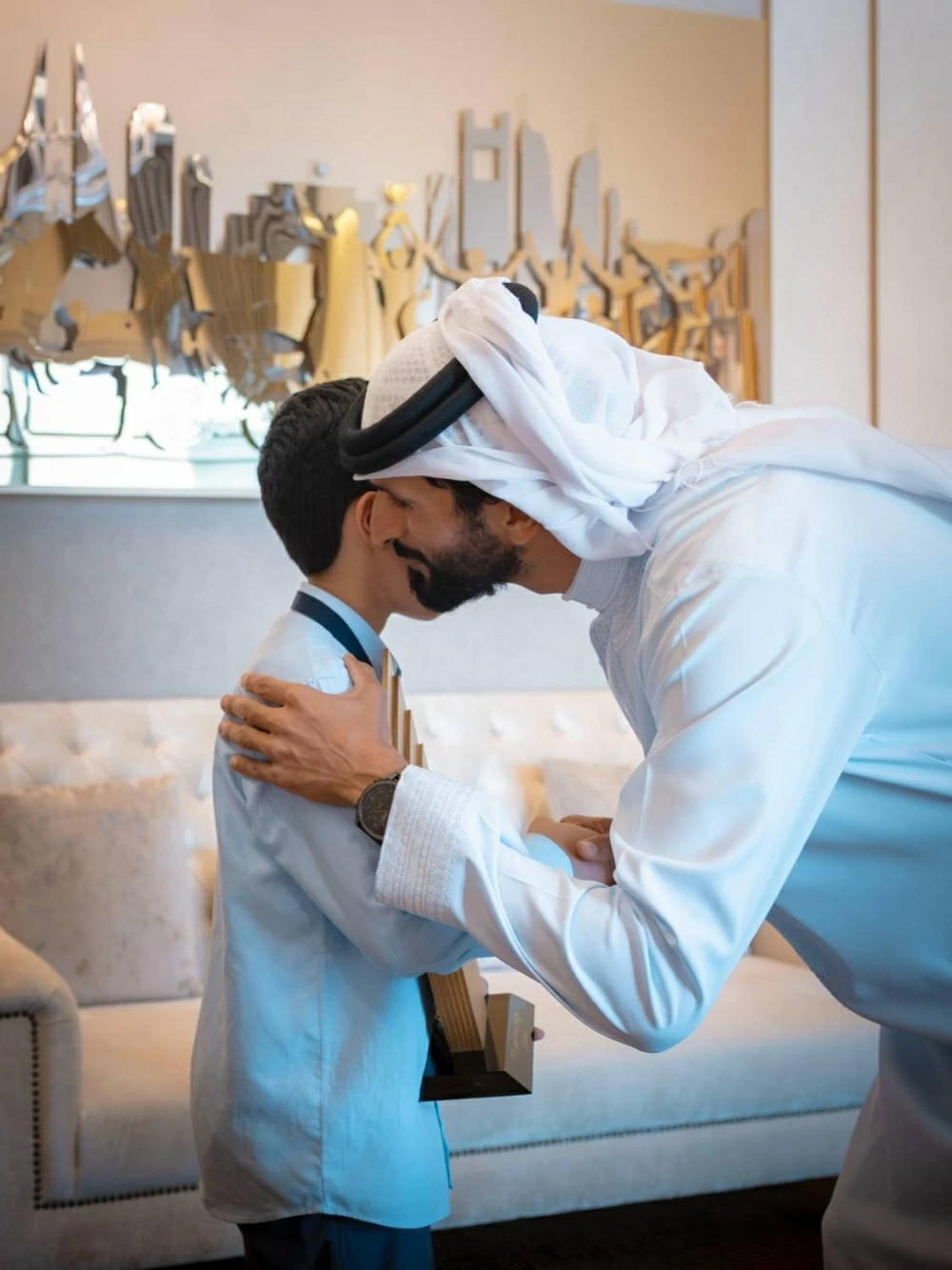 ناصر بن حمد يستقبل الطالب محمد جاسم الفائز بالمركز الثاني في تحدي القراءة العربي