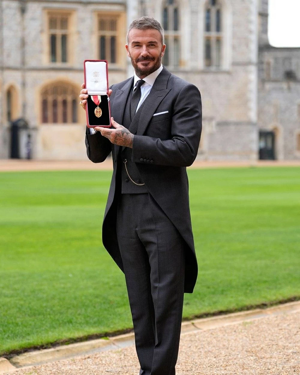 &laquo;انهض يا سير ديفيد&raquo;.. بيكهام ينال لقب الفروسية من الملك تشارلز تكريماً لمسيرته