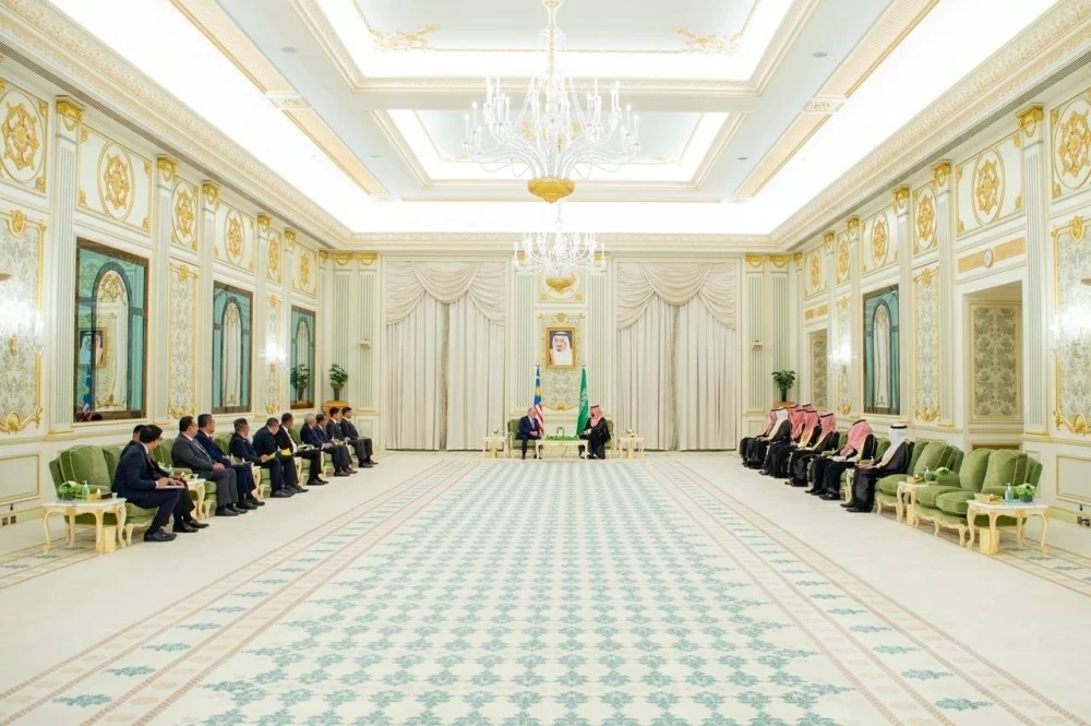 ولي العهد السعودي يستقبل ملك ماليزيا ويعقدان جلسة مباحثات رسمية