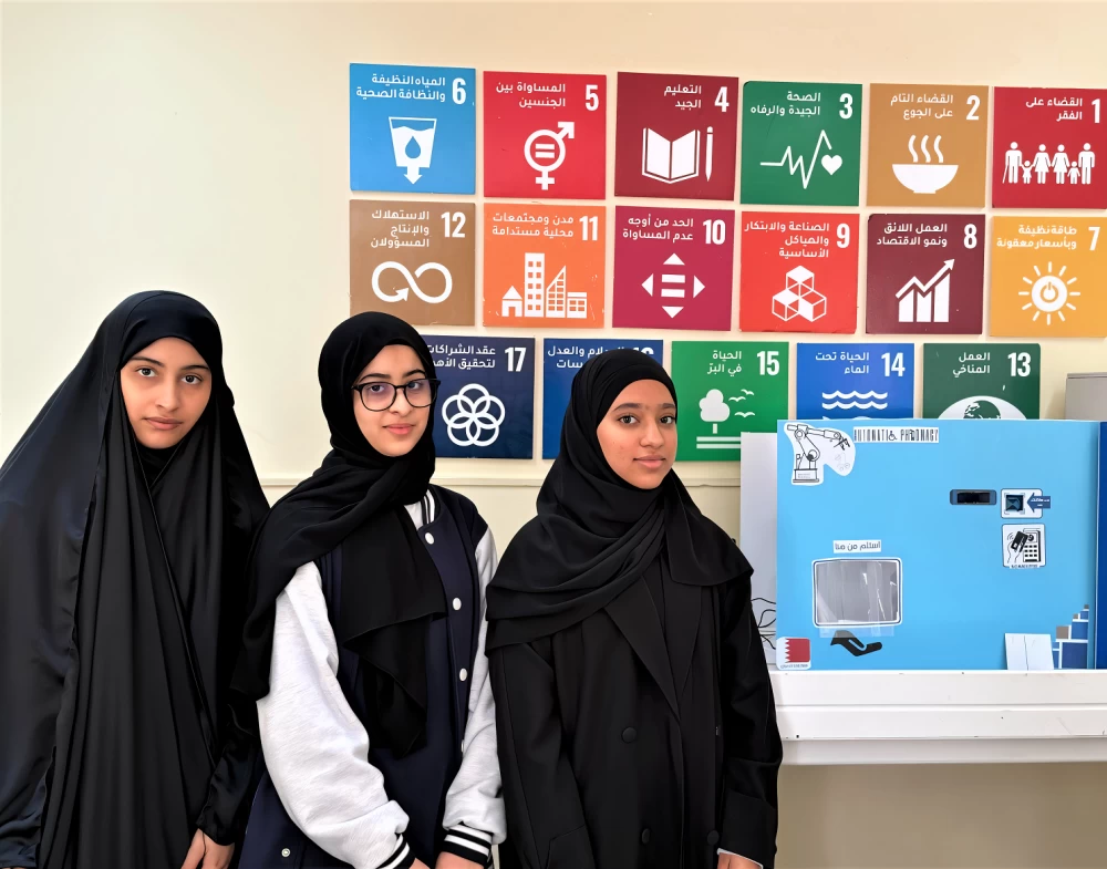 طالبات الاستقلال يصممن مشروع صيدلية تعمل بالذكاء الاصطناعي والذراع الروبوتية