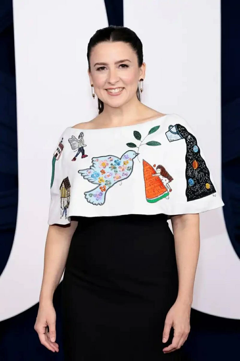 رسومات أطفال غزة تزين فستان &laquo;مس رايتشل&raquo; في حفل تتويجها بـ&laquo;امرأة العام&raquo;