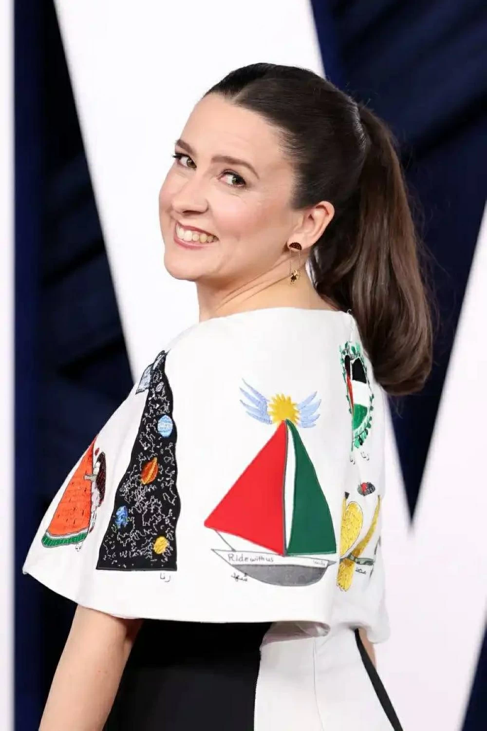 رسومات أطفال غزة تزين فستان &laquo;مس رايتشل&raquo; في حفل تتويجها بـ&laquo;امرأة العام&raquo;