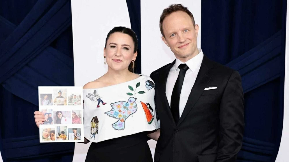 رسومات أطفال غزة تزين فستان &laquo;مس رايتشل&raquo; في حفل تتويجها بـ&laquo;امرأة العام&raquo;