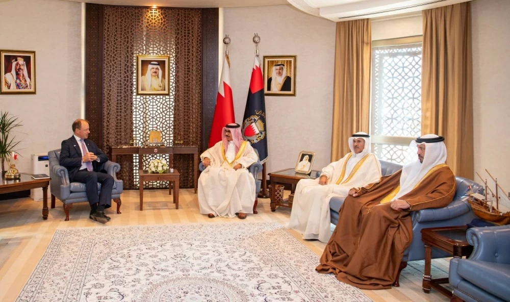 وزير الداخلية يتسلم &laquo;وسام الإنتربول&raquo; من رئيس المنظمة الدولية للشرطة الجنائية