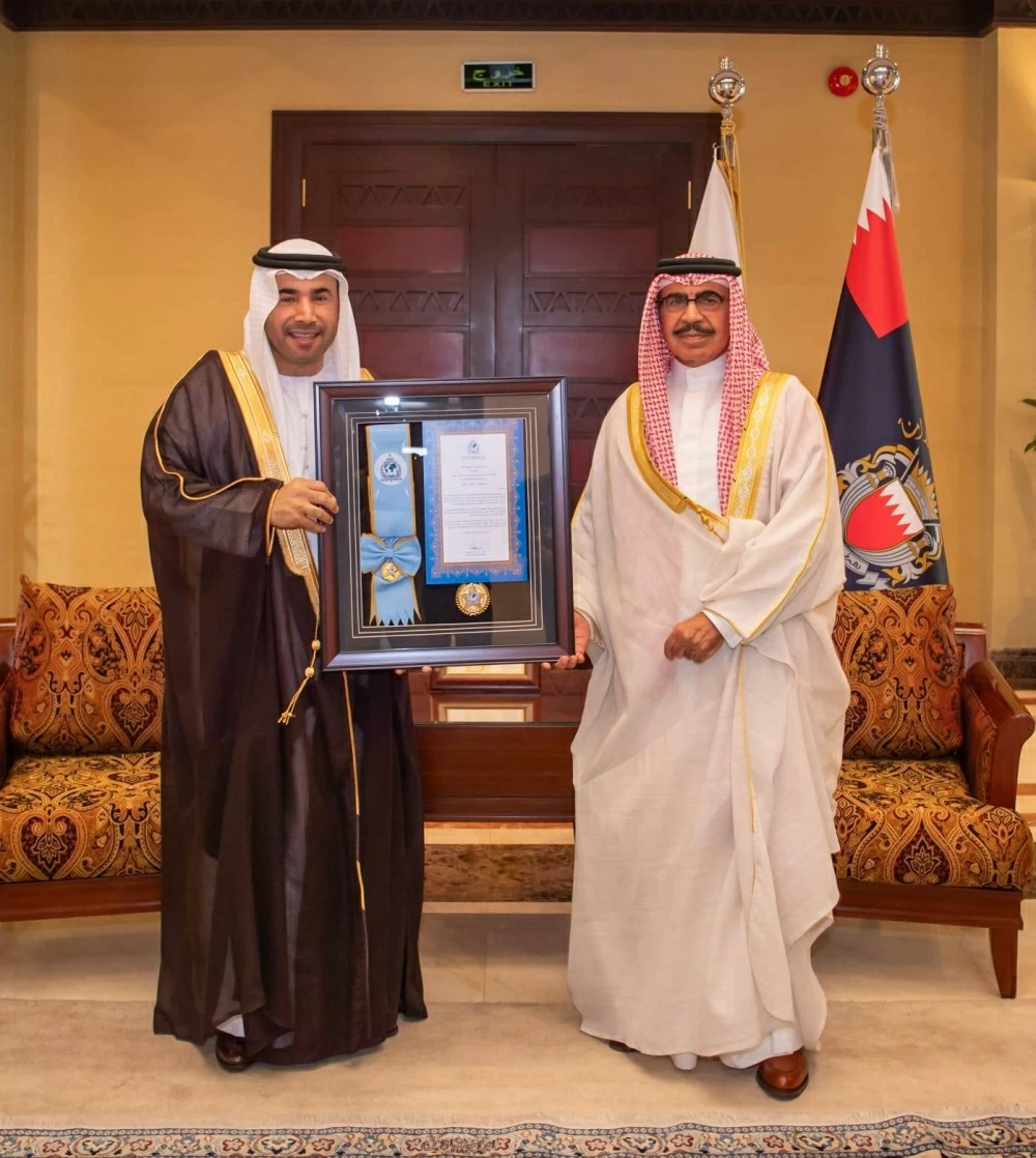 وزير الداخلية يتسلم &laquo;وسام الإنتربول&raquo; من رئيس المنظمة الدولية للشرطة الجنائية