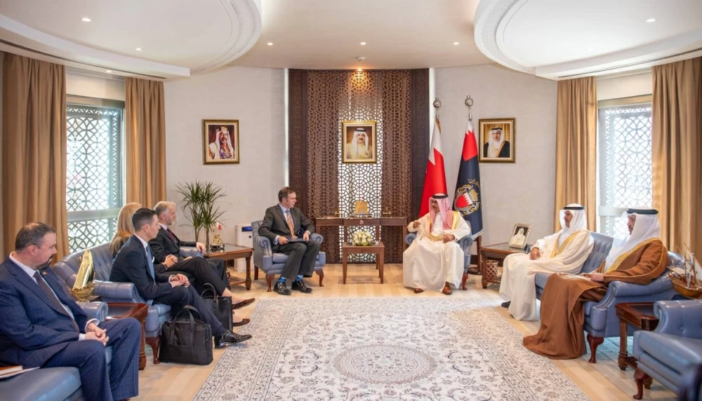 وزير الداخلية يتسلم &laquo;وسام الإنتربول&raquo; من رئيس المنظمة الدولية للشرطة الجنائية