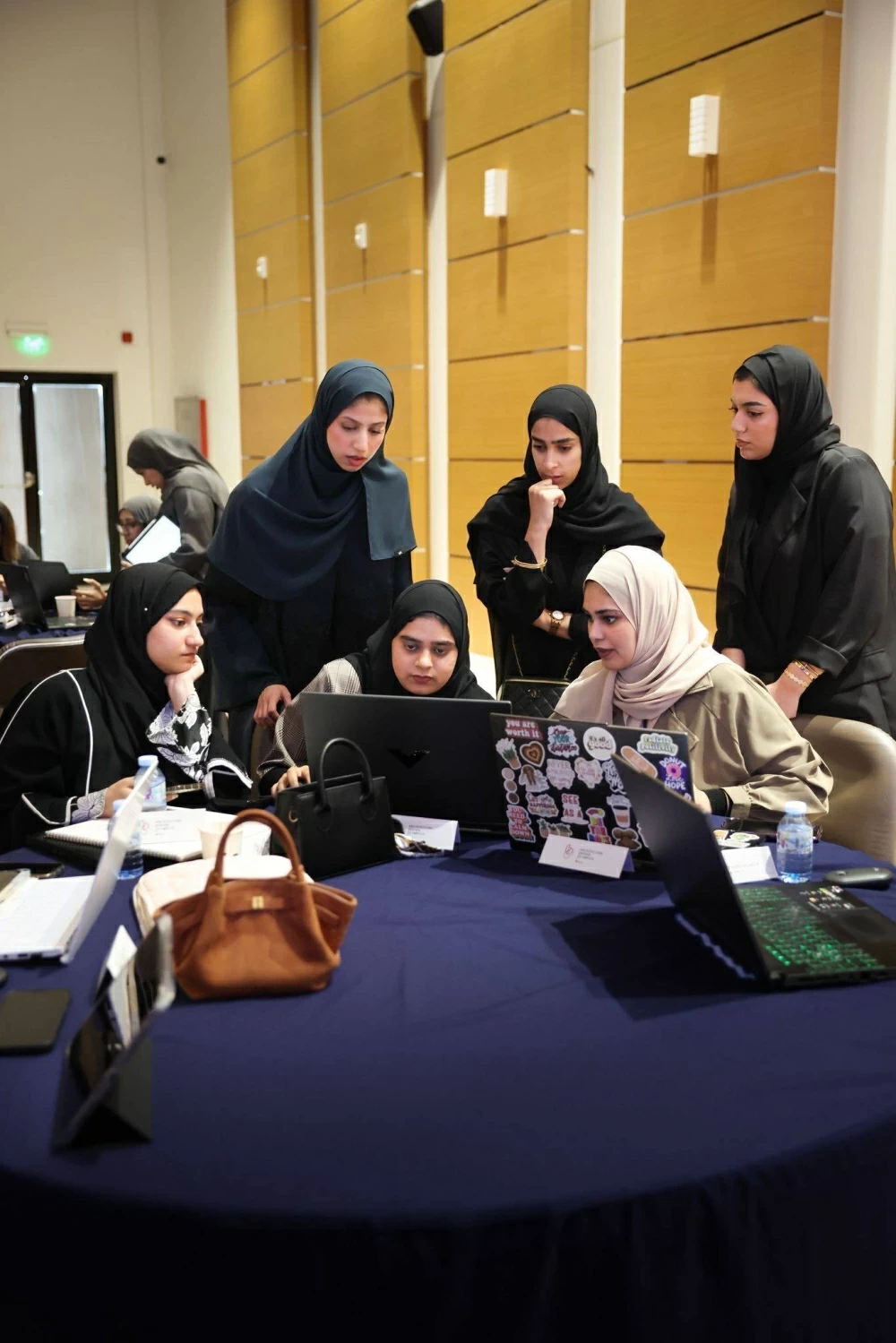 طلبة التصميم الداخلي بالجامعة الأهلية يبدعون في أولمبياد العمارة العالمي