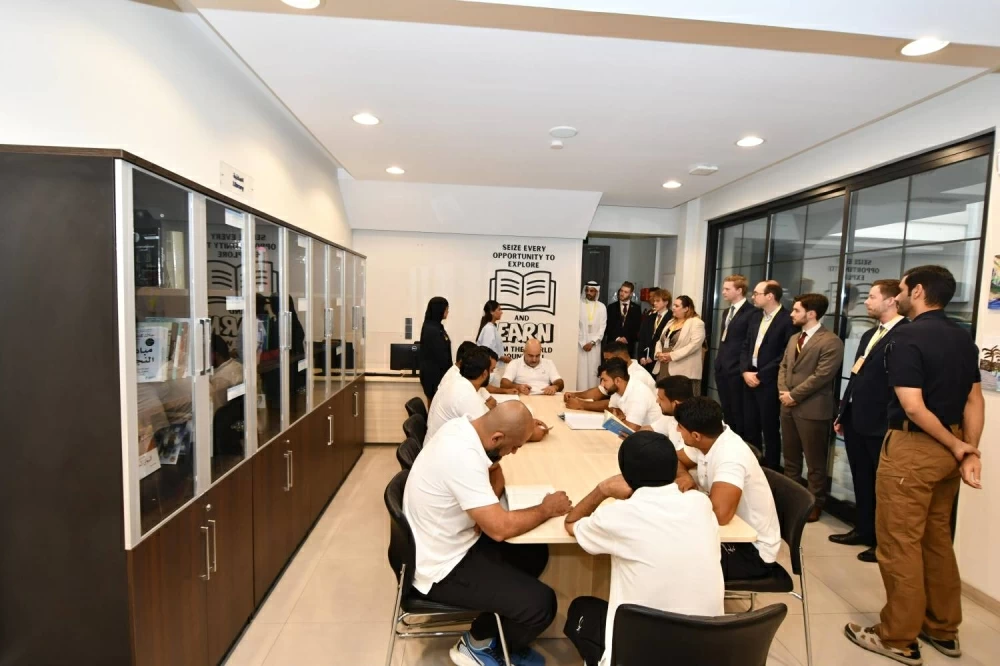 مدير عام تنفيذ الأحكام والعقوبات البديلة يستقبل وفدًا برلمانيًا من المملكة المتحدة