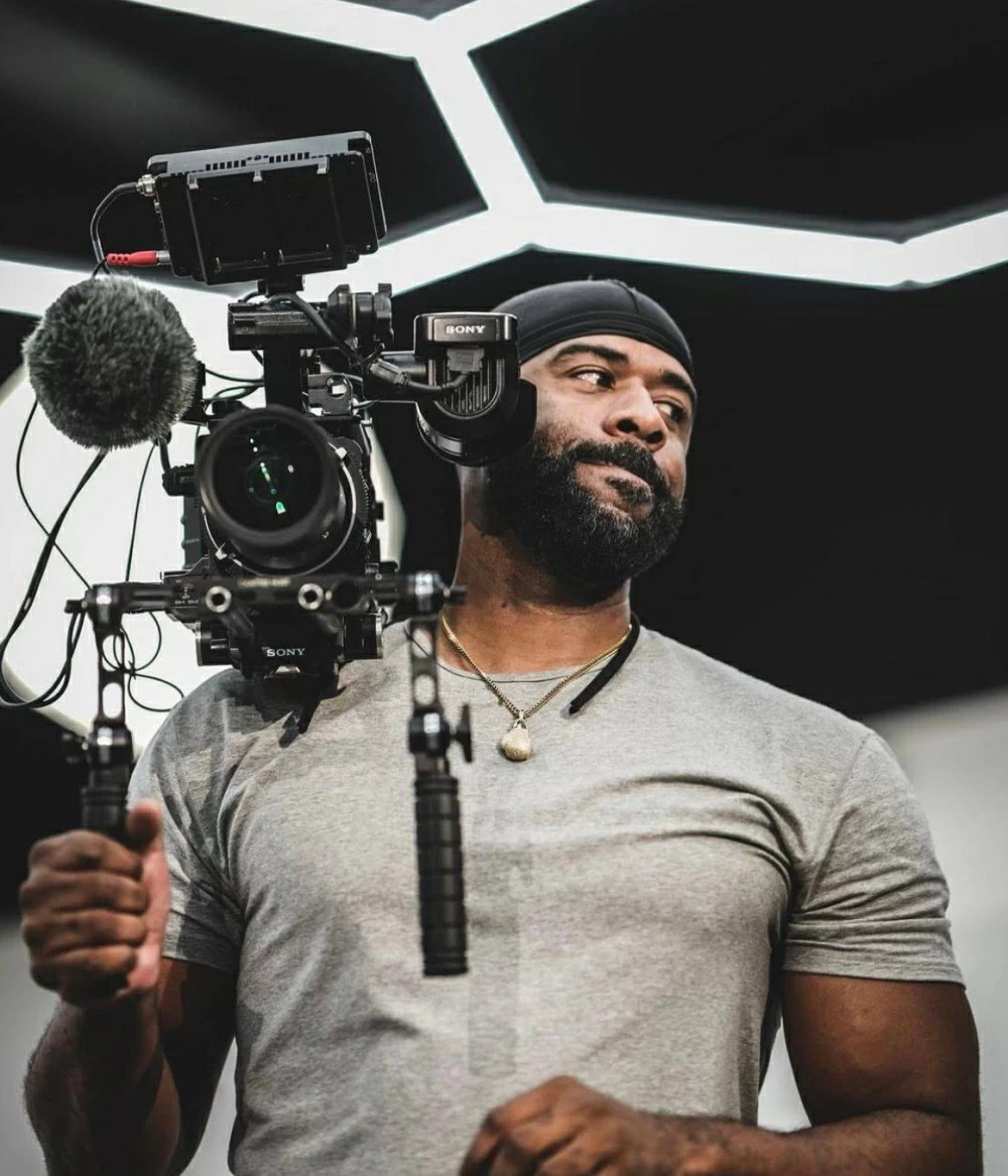 منظمة بريف البحرينية تعتز بالتعاون مع صانع الأفلام الوثائقية العالمي ويل هاريس