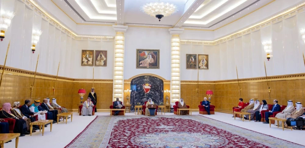 الملك المعظم يستقبل كبار المشاركين في "منتدى الملك حمد للعدالة"