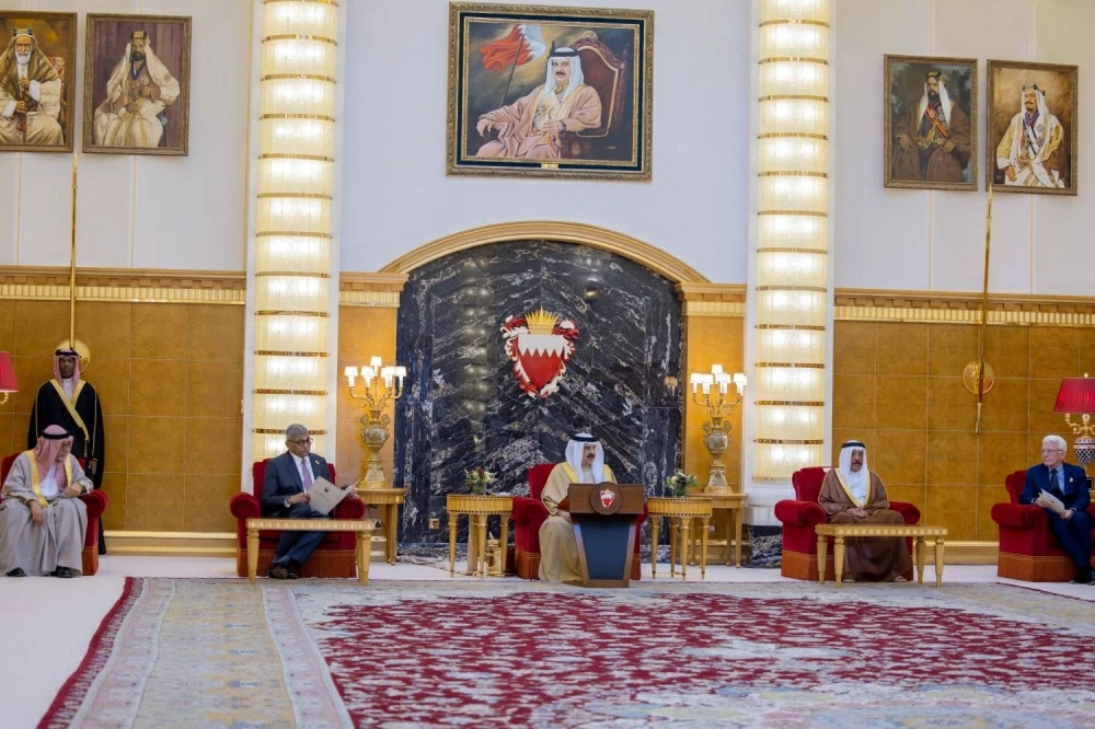 الملك المعظم يستقبل كبار المشاركين في "منتدى الملك حمد للعدالة"