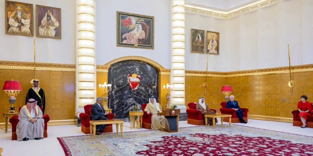 الملك المعظم يستقبل كبار المشاركين في "منتدى الملك حمد للعدالة"