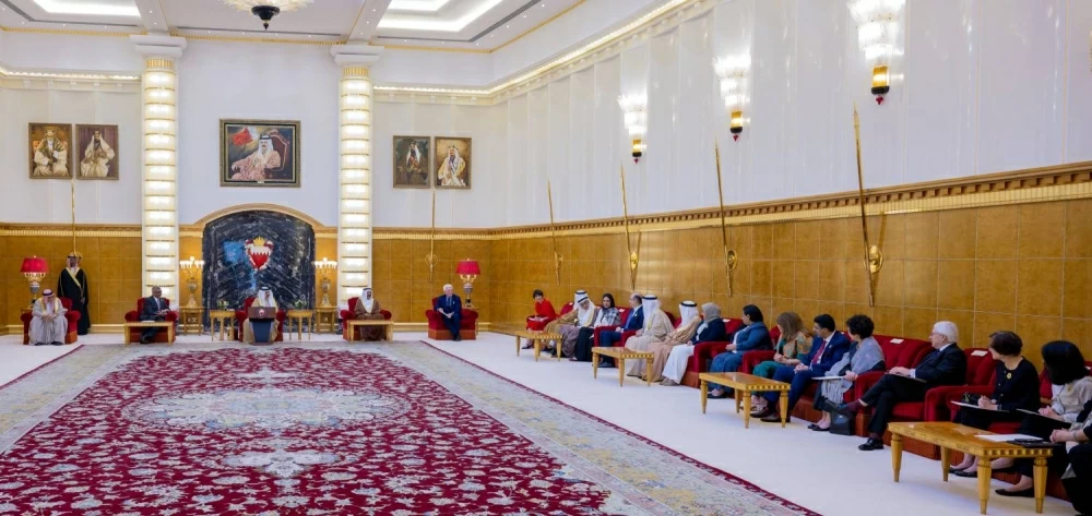 الملك المعظم يستقبل كبار المشاركين في "منتدى الملك حمد للعدالة"