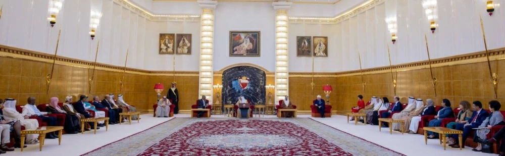 الملك المعظم يستقبل كبار المشاركين في "منتدى الملك حمد للعدالة"