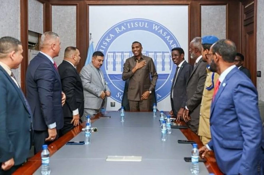 الصومال والعراق يبحثان سبل تعزيز التعاون في مجالات الأمن ومكافحة الإرهاب